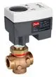 Ein Danfoss Durchgangsventil mit einem elektrischen Aktuator, aus Messing, zur Regelung von Flüssigkeitsströmen in Heizungs- oder Kühlsystemen.